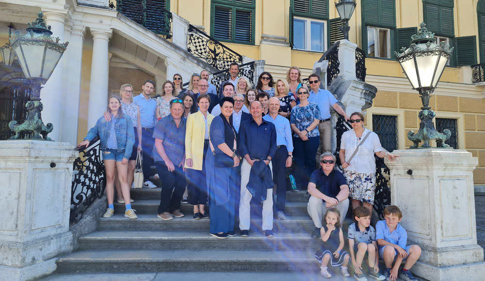Mitarbeitende und ihre Familien im royalen Ambiente von Schloss Schönbrunn