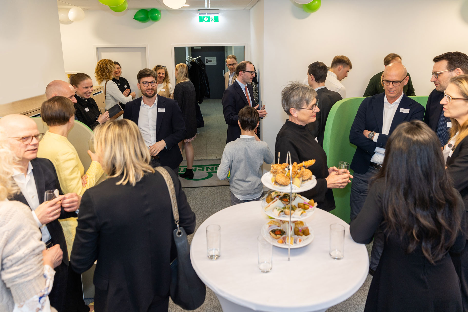 Einweihungsfest zum Einzug in das neue Büro mit Gästen in gemütlich-geselliger Atmosphäre