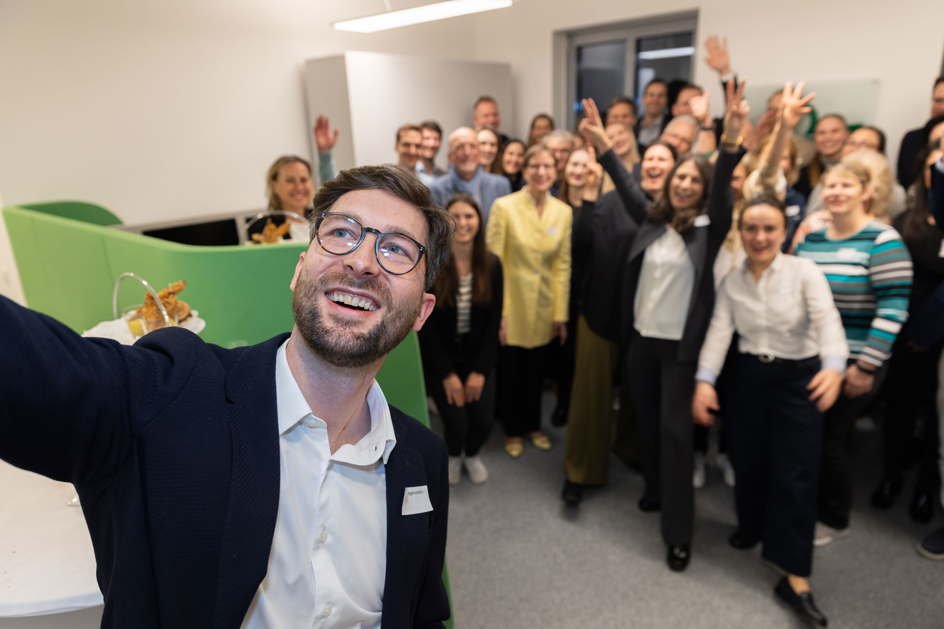 Selfie Karl Wögenstein mit  Österreichischem Team bei der Einzugsfeier ins neue Bürogebäude