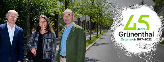 RN Dr. Thomas Schöffmann und Marijana Schreiner mit BGM Dr. Andreas Linhart vor der neu bepflanzten Allee in der Ferdinand Hanuschgasse in Brunn am Gebirge © Johanna Hoblik